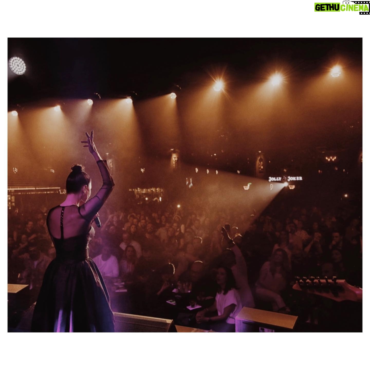 Şevval Sam Instagram - Biz size doyamadık. 🌈 @kartalistmarina.jollyjoker gecesi unutulmaz konserler arasına girdi..🎶⚡️💖Çok yakında yeniden buluşacağız!! Bu coşkuyu 22 Nisan’da, bu defa @private.jollyjoker ‘da tekrar yaşamak için takipte kalın…!!!😉 💃🏻 🕺🏻⚡️⚡️⚡️⚡️⚡️⚡️⚡️
Fotoğraflar @canipek
Elbise @tarikedizofficial
Styling @816styling
@sburcucam @mina.tanay