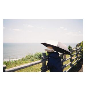 Minami Hamabe Instagram - 映画『やがて海へと届く』
公開記念舞台挨拶ありがとうございました🦔

一言でこの映画を表すなら
喪失と再生の物語です。
ある日突然目の前からいなくなってしまった友達の
踏み込めなかった奥底を辿ります。
「私たちには世界の片面しかみえていないと思うんだよね」
劇中の台詞です🦔
この台詞を含め映画を観た方が
どう捉え受けとめるのか
とても知りたいです🦔
ご感想たくさん送ってください
かなり気になるので🦔

写真は去年の今頃。
海へと届くですから、海との写真多めに🦔
まだまだこの季節は寒かった記憶

岸井さんとたくさんまだまだお話したいことがあります🦔さみし

映画は4月1日より公開中です🦔
劇場でお待ちしております🦔