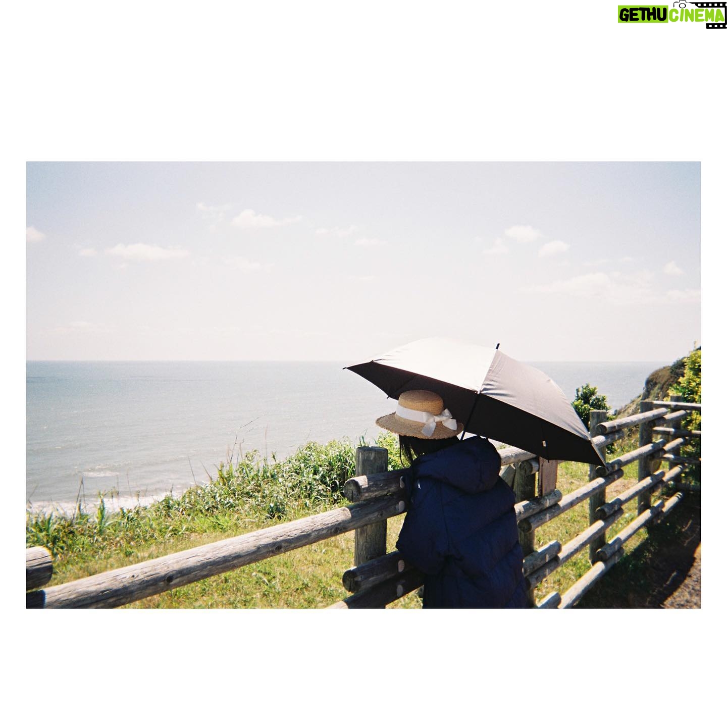 Minami Hamabe - 205.2K Likes - 映画『やがて海へと届く』
公開記念舞台挨拶ありがとうございました🦔
一言でこの映画を表すなら
喪失と再生の物語です。
ある日突然目の前からいなくなってしまった友達の
踏み込めなかった奥底を辿ります。
「私たちには世界の片面しかみえていないと思うんだよね」
劇中の台詞です🦔
この台詞を含め映画を観た方が
どう捉え受けとめるのか
とても知りたいです🦔
ご感想たくさん送ってください
かなり気になるので🦔
写真は去年の今頃。
海へと届くですから、海との写真多めに🦔
まだまだこの季節は寒かった記憶
岸井さんとたくさんまだまだお話したいことがあります🦔さみし
映画は4月1日より公開中です🦔
劇場でお待ちしております🦔