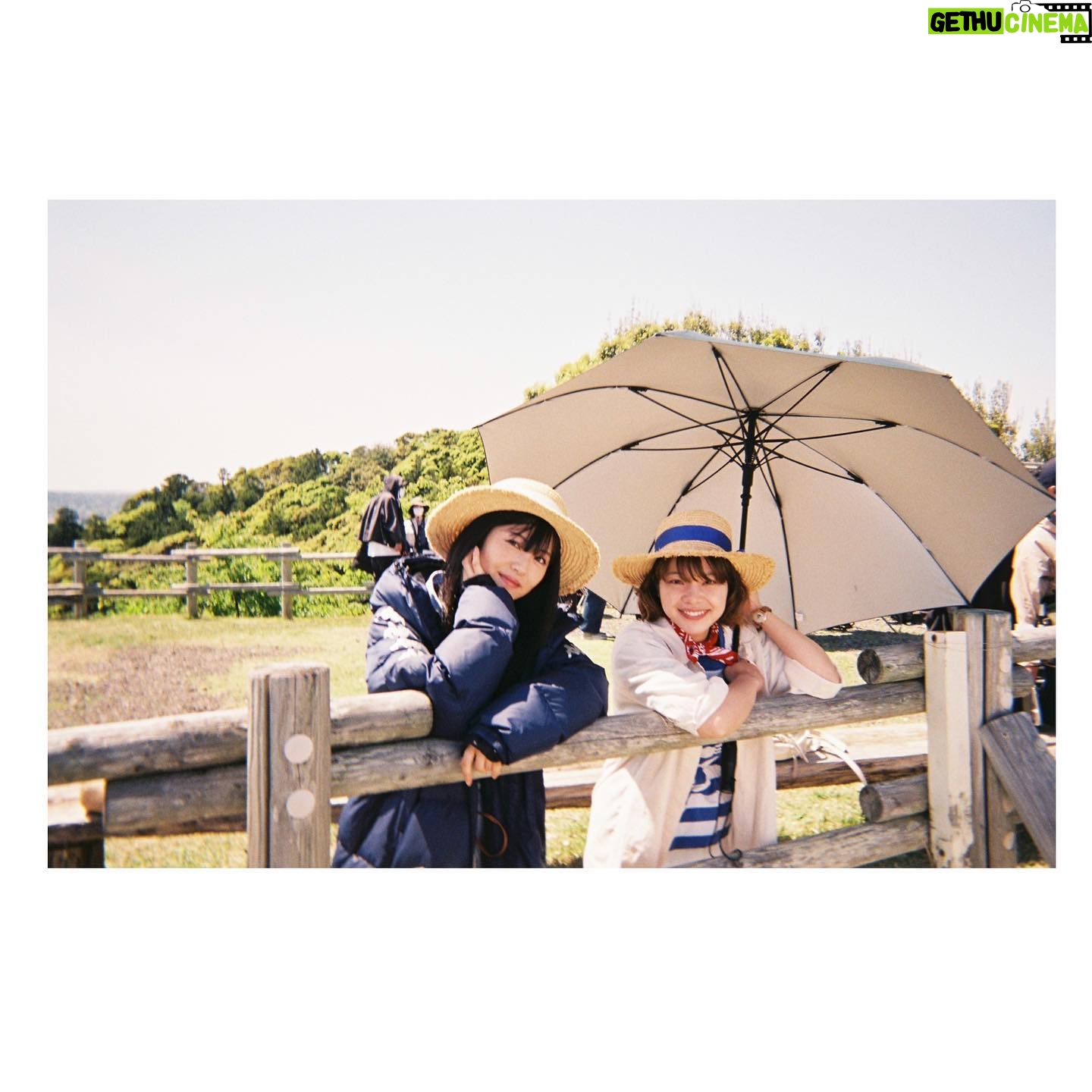 Minami Hamabe - 205.2K Likes - 映画『やがて海へと届く』
公開記念舞台挨拶ありがとうございました🦔
一言でこの映画を表すなら
喪失と再生の物語です。
ある日突然目の前からいなくなってしまった友達の
踏み込めなかった奥底を辿ります。
「私たちには世界の片面しかみえていないと思うんだよね」
劇中の台詞です🦔
この台詞を含め映画を観た方が
どう捉え受けとめるのか
とても知りたいです🦔
ご感想たくさん送ってください
かなり気になるので🦔
写真は去年の今頃。
海へと届くですから、海との写真多めに🦔
まだまだこの季節は寒かった記憶
岸井さんとたくさんまだまだお話したいことがあります🦔さみし
映画は4月1日より公開中です🦔
劇場でお待ちしております🦔