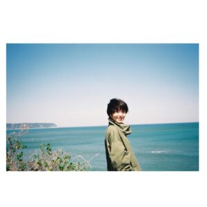 Minami Hamabe Instagram - 映画『やがて海へと届く』
公開記念舞台挨拶ありがとうございました🦔

一言でこの映画を表すなら
喪失と再生の物語です。
ある日突然目の前からいなくなってしまった友達の
踏み込めなかった奥底を辿ります。
「私たちには世界の片面しかみえていないと思うんだよね」
劇中の台詞です🦔
この台詞を含め映画を観た方が
どう捉え受けとめるのか
とても知りたいです🦔
ご感想たくさん送ってください
かなり気になるので🦔

写真は去年の今頃。
海へと届くですから、海との写真多めに🦔
まだまだこの季節は寒かった記憶

岸井さんとたくさんまだまだお話したいことがあります🦔さみし

映画は4月1日より公開中です🦔
劇場でお待ちしております🦔