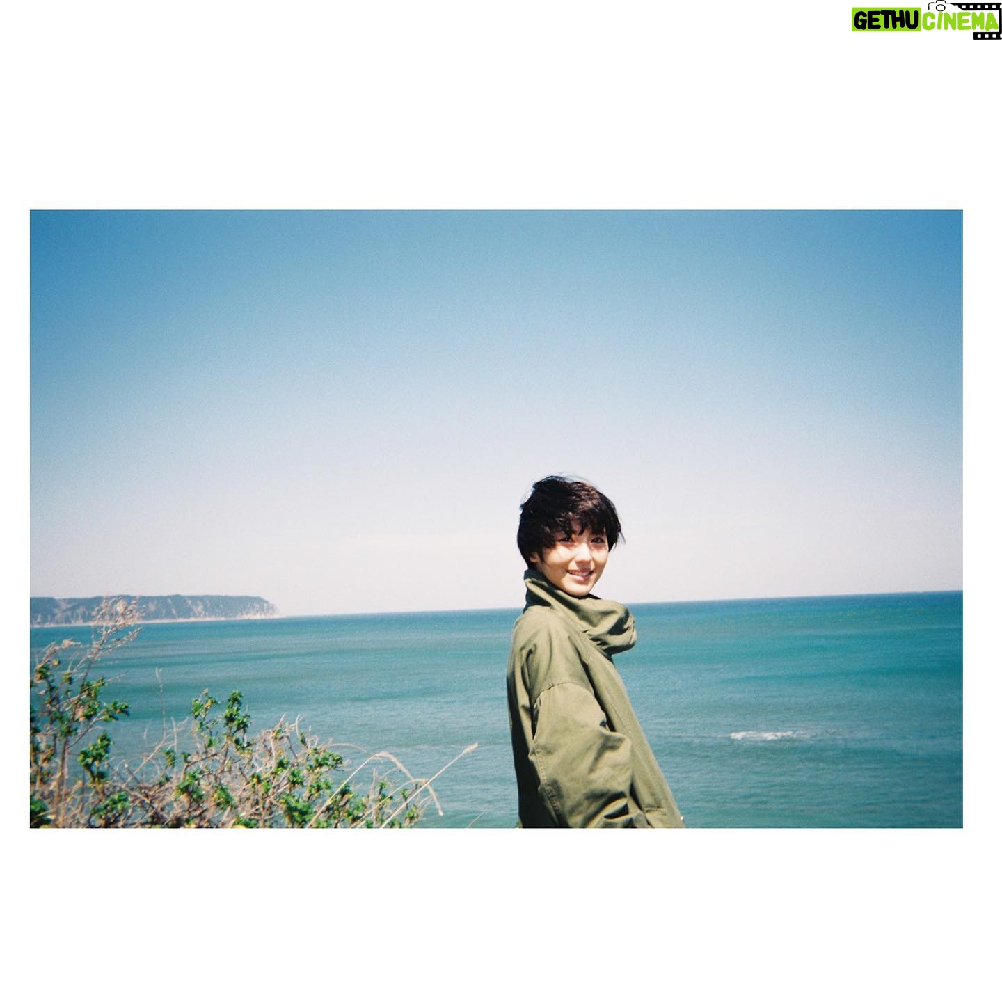 Minami Hamabe - 205.2K Likes - 映画『やがて海へと届く』
公開記念舞台挨拶ありがとうございました🦔
一言でこの映画を表すなら
喪失と再生の物語です。
ある日突然目の前からいなくなってしまった友達の
踏み込めなかった奥底を辿ります。
「私たちには世界の片面しかみえていないと思うんだよね」
劇中の台詞です🦔
この台詞を含め映画を観た方が
どう捉え受けとめるのか
とても知りたいです🦔
ご感想たくさん送ってください
かなり気になるので🦔
写真は去年の今頃。
海へと届くですから、海との写真多めに🦔
まだまだこの季節は寒かった記憶
岸井さんとたくさんまだまだお話したいことがあります🦔さみし
映画は4月1日より公開中です🦔
劇場でお待ちしております🦔