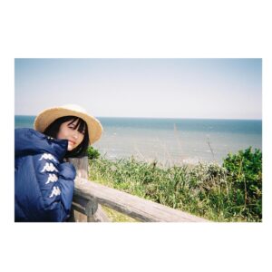 Minami Hamabe Instagram - 映画『やがて海へと届く』
公開記念舞台挨拶ありがとうございました🦔

一言でこの映画を表すなら
喪失と再生の物語です。
ある日突然目の前からいなくなってしまった友達の
踏み込めなかった奥底を辿ります。
「私たちには世界の片面しかみえていないと思うんだよね」
劇中の台詞です🦔
この台詞を含め映画を観た方が
どう捉え受けとめるのか
とても知りたいです🦔
ご感想たくさん送ってください
かなり気になるので🦔

写真は去年の今頃。
海へと届くですから、海との写真多めに🦔
まだまだこの季節は寒かった記憶

岸井さんとたくさんまだまだお話したいことがあります🦔さみし

映画は4月1日より公開中です🦔
劇場でお待ちしております🦔