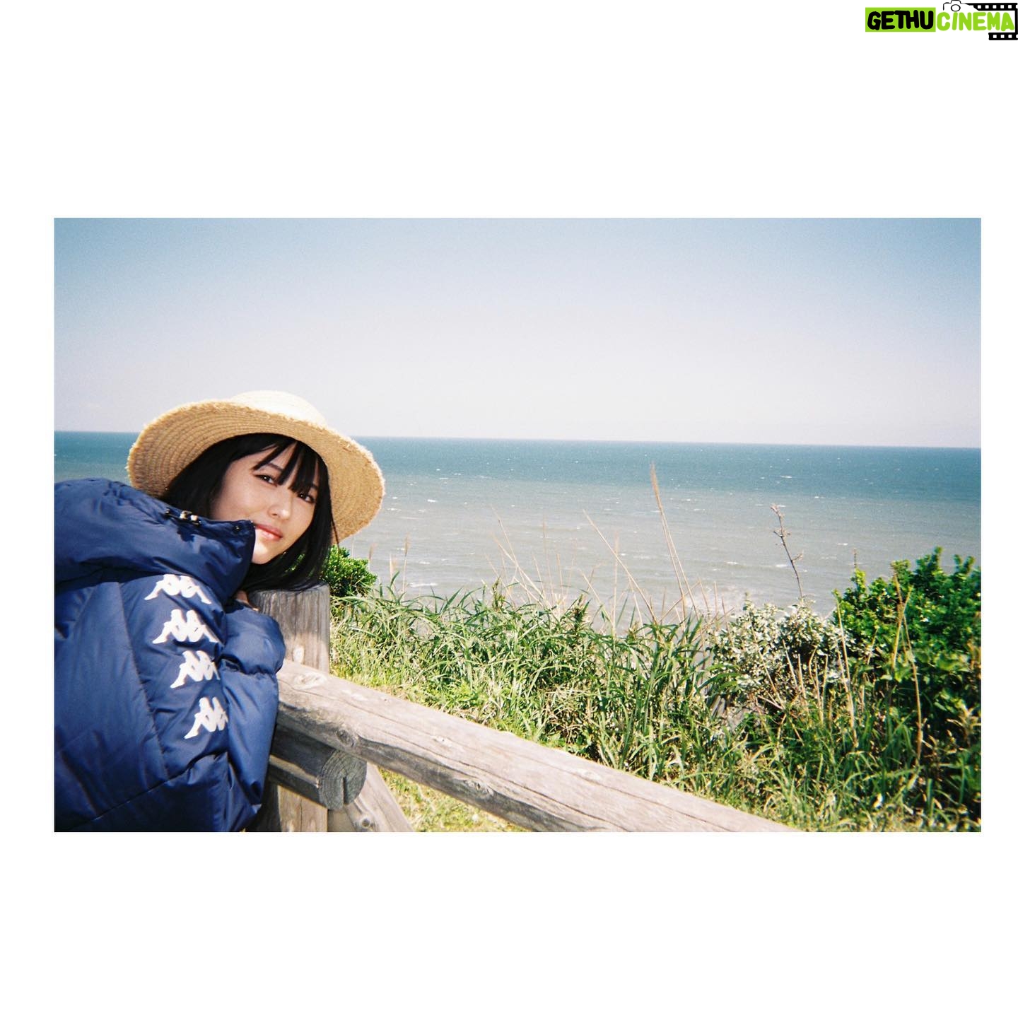 Minami Hamabe - 205.2K Likes - 映画『やがて海へと届く』
公開記念舞台挨拶ありがとうございました🦔
一言でこの映画を表すなら
喪失と再生の物語です。
ある日突然目の前からいなくなってしまった友達の
踏み込めなかった奥底を辿ります。
「私たちには世界の片面しかみえていないと思うんだよね」
劇中の台詞です🦔
この台詞を含め映画を観た方が
どう捉え受けとめるのか
とても知りたいです🦔
ご感想たくさん送ってください
かなり気になるので🦔
写真は去年の今頃。
海へと届くですから、海との写真多めに🦔
まだまだこの季節は寒かった記憶
岸井さんとたくさんまだまだお話したいことがあります🦔さみし
映画は4月1日より公開中です🦔
劇場でお待ちしております🦔