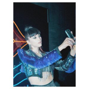 Claudia Salas Instagram - El cinco siempre fue mi número favorito.

@elitenetflix ya está disponible en @netflixes 

Gracias, gracias y (eternamente) gracias por todo lo que has traído a mi vida. Turbulencias incluidas. Todo.

Qué viaje tan loco. Literalmente. No hay hueco posible en un post para explicar lo que significa.
Ojalá la disfruten una décima parte de lo que la he disfrutado yo.

Gracias Rebeka (con “k”).

Y por supuesto a todo el EQUIPO TÉCNICO que ha hecho posible esta aventura. Gracias familia.
@zetastudiosprod 
@kuranda_agencia 

♥️