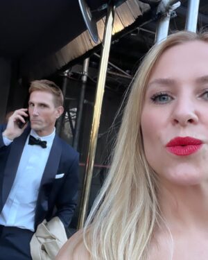Jessica Capshaw Instagram - About last night...thank you @saveveniceyf & @thelsd for inviting us to be a part of a lovely evening in support of the many art treasures in Venice that need support and extra TLC. 

I'm just going to keep saying it... I love you, NYC. 🍎

Also, skin by @drmacrene @macreneactives ♥️