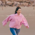 Shin Min-a Instagram - 바다 보자고 해서 바다 보러 온 선아 

선아 이야기도 기다려주세요 ☺️

#ourblues #우리들의블루스