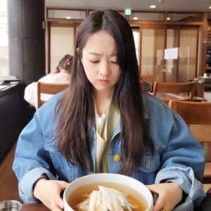 Park Bo-young Instagram - 더울 땐 냉면🥶