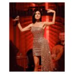 Şevval Sam Instagram – Teşekkürlerimle..🙏🏼💞🎶👍🏼🌺
Fotoğraflar: @canipek 
Elbise: @tarikedizofficial 
Styling @816styling 
@mina.tanay @sburcucam 
@dadasalonkabarett 
@ceydahasirci