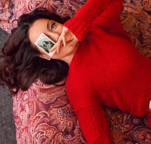 Aubrey Plaza Instagram - thank you @cosmopolitan for making my dreams come true and letting me cosplay as an old timey jewel thief 💎 Janet Snakehole would be proud 😉 💋