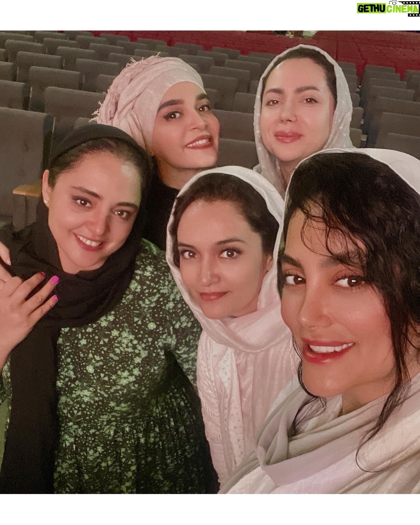 Narges Mohammadi Instagram - تالار شهر 🌸
با رفقای جان دقایقی پیش از اجرا….