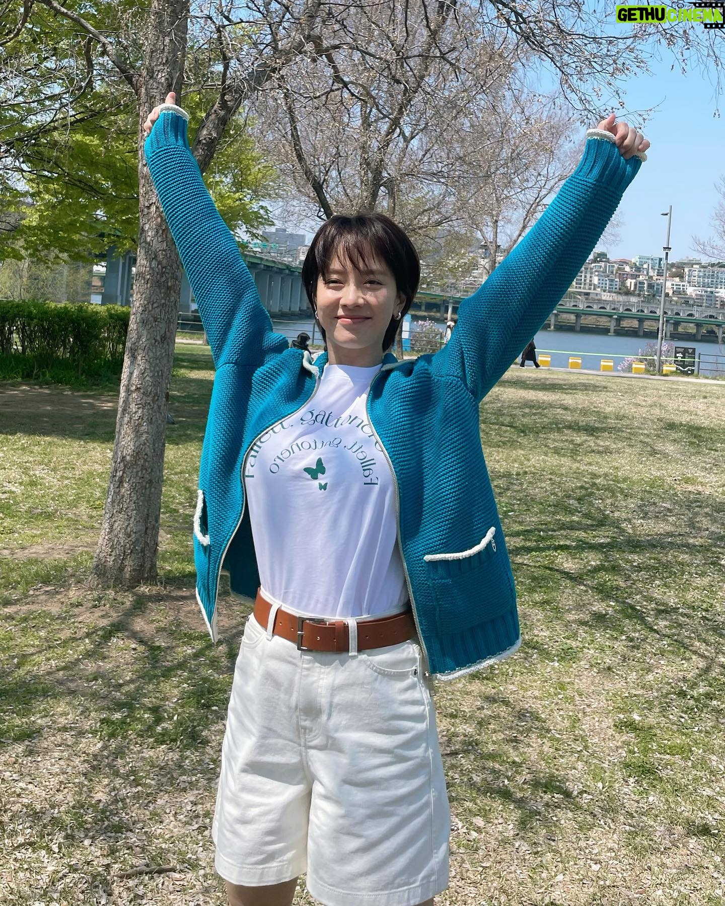 Song Ji-hyo - 367.3K Likes - 한강피크닉🌿🌿