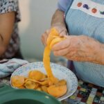Georgina Amorós Instagram - “Alcarràs” de Carla Simón. 
Amb la mateixa mirada curiosa, i una mica pilla, et trobes veient el que li passa a aquesta familia, que sense tenir res a veure, ho acaba tenint tot amb nosaltres, amb la familia, els origens, la terra. Una terra oblidada sobre la que només una directora amb la mateixa mirada que la Iris podría posar la camera a grabar; retratant la bellesa de lo més petit i íntim. 
Quina sort. 🍑🌿
📸 @lluistudela