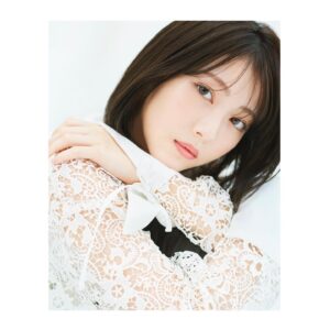 Minami Hamabe Instagram - 今日も1日おつかれさまです🐶
本日情報解禁になりましたのでご存知の方もいらっしゃると思いますが
2023年度前期
神木隆之介さん主演のNHK連続テレビ小説『らんまん』にてヒロインを務めることが決定いたしました🐶

やっとご報告できてうれしいです
ちょっとそわそわしましたし、なんだか忘れられない日の1つになりました🐶

敬愛する神木隆之介さんの奥様という形で務められること、祖父母親孝行できること、そのほか幾つものタイミングの巡り合わせに感謝の気持ちが胸いっぱいに広がっています🐶
たくさんのお祝いのメッセージも既に受け取っております
ありがとうございます🐶

『らんまん』は植物学の父と呼ばれる牧野富太郎さんをモデルに描かれます。
神木隆之介さん演じる牧野万太郎さんと共に波乱万丈な人生を
妻としてちょっとやそっとじゃ挫けない、植物のように強く広く根を張り逞しく駆け抜けて行けたらよいなと思っております🐶
2023年の春がたのしみです!
どうぞ宜しくお願いいたします!

あ、17?とか18?歳ぶりに宣材写真を新しく撮っていただきました🐶
宣材写真ってむずかしい…
前髪伸びてきたから見慣れない🐶