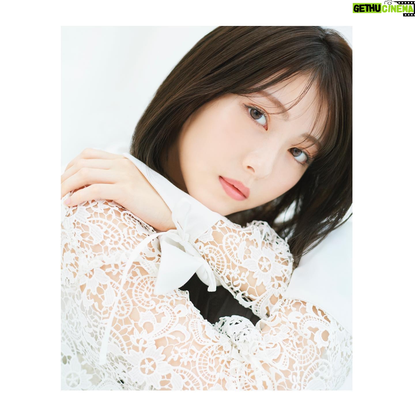 Minami Hamabe - 257K Likes - 今日も1日おつかれさまです🐶
本日情報解禁になりましたのでご存知の方もいらっしゃると思いますが
2023年度前期
神木隆之介さん主演のNHK連続テレビ小説『らんまん』にてヒロインを務めることが決定いたしました🐶
やっとご報告できてうれしいです
ちょっとそわそわしましたし、なんだか忘れられない日の1つになりました🐶
敬愛する神木隆之介さんの奥様という形で務められること、祖父母親孝行できること、そのほか幾つものタイミングの巡り合わせに感謝の気持ちが胸いっぱいに広がっています🐶
たくさんのお祝いのメッセージも既に受け取っております
ありがとうございます🐶
『らんまん』は植物学の父と呼ばれる牧野富太郎さんをモデルに描かれます。
神木隆之介さん演じる牧野万太郎さんと共に波乱万丈な人生を
妻としてちょっとやそっとじゃ挫けない、植物のように強く広く根を張り逞しく駆け抜けて行けたらよいなと思っております🐶
2023年の春がたのしみです!
どうぞ宜しくお願いいたします!
あ、17?とか18?歳ぶりに宣材写真を新しく撮っていただきました🐶
宣材写真ってむずかしい…
前髪伸びてきたから見慣れない🐶