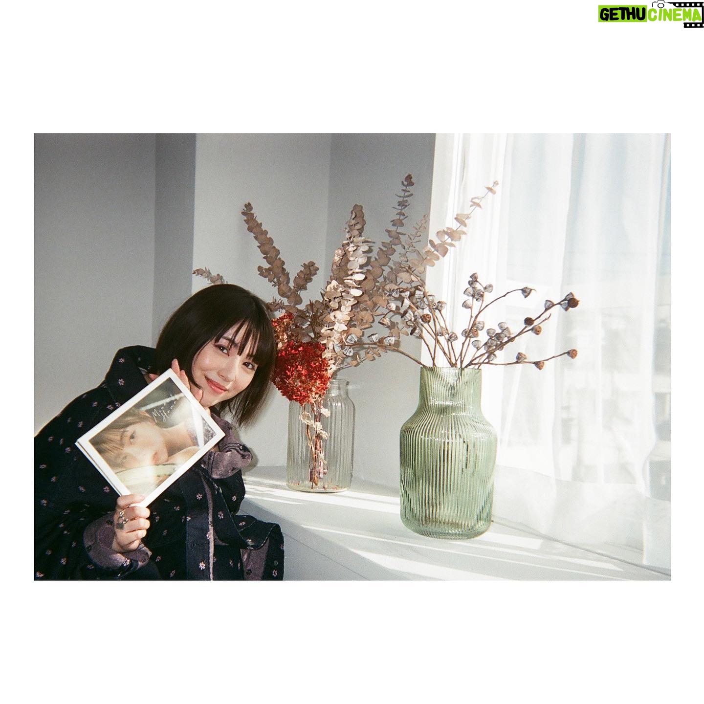 Minami Hamabe - 257K Likes - 今日も1日おつかれさまです🐶
本日情報解禁になりましたのでご存知の方もいらっしゃると思いますが
2023年度前期
神木隆之介さん主演のNHK連続テレビ小説『らんまん』にてヒロインを務めることが決定いたしました🐶
やっとご報告できてうれしいです
ちょっとそわそわしましたし、なんだか忘れられない日の1つになりました🐶
敬愛する神木隆之介さんの奥様という形で務められること、祖父母親孝行できること、そのほか幾つものタイミングの巡り合わせに感謝の気持ちが胸いっぱいに広がっています🐶
たくさんのお祝いのメッセージも既に受け取っております
ありがとうございます🐶
『らんまん』は植物学の父と呼ばれる牧野富太郎さんをモデルに描かれます。
神木隆之介さん演じる牧野万太郎さんと共に波乱万丈な人生を
妻としてちょっとやそっとじゃ挫けない、植物のように強く広く根を張り逞しく駆け抜けて行けたらよいなと思っております🐶
2023年の春がたのしみです!
どうぞ宜しくお願いいたします!
あ、17?とか18?歳ぶりに宣材写真を新しく撮っていただきました🐶
宣材写真ってむずかしい…
前髪伸びてきたから見慣れない🐶