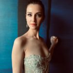 İrem Helvacıoğlu Instagram – Bu görkemli gece de beni ağırlayan ve ödüle layık gören @klassmagazin ailesine teşekkür ederim. 💙💙💙
Gecede kendimi prenses gibi hissetmem için  bu şahane Işıl Işıl  elbiseyi bana hazırlayan güzel kadın ve güzel ekibe
@tuvana_buyukcinar 💕💕💕💕
Yüzümün bu şahane ışıltısı için  canım kadın 
@gamzeteq 💞💞💞 
Parıltımın tamamlanması için harikalar yaratan ✨✨✨ @ulseven  çok kocaman teşekkür ederim hepiniz harikasınız