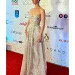 İrem Helvacıoğlu Instagram – Bu görkemli gece de beni ağırlayan ve ödüle layık gören @klassmagazin ailesine teşekkür ederim. 💙💙💙
Gecede kendimi prenses gibi hissetmem için bu şahane Işıl Işıl elbiseyi bana hazırlayan güzel kadın ve güzel ekibe
@tuvana_buyukcinar 💕💕💕💕
Yüzümün bu şahane ışıltısı için canım kadın
@gamzeteq 💞💞💞
Parıltımın tamamlanması için harikalar yaratan ✨✨✨ @ulseven çok kocaman teşekkür ederim hepiniz harikasınız