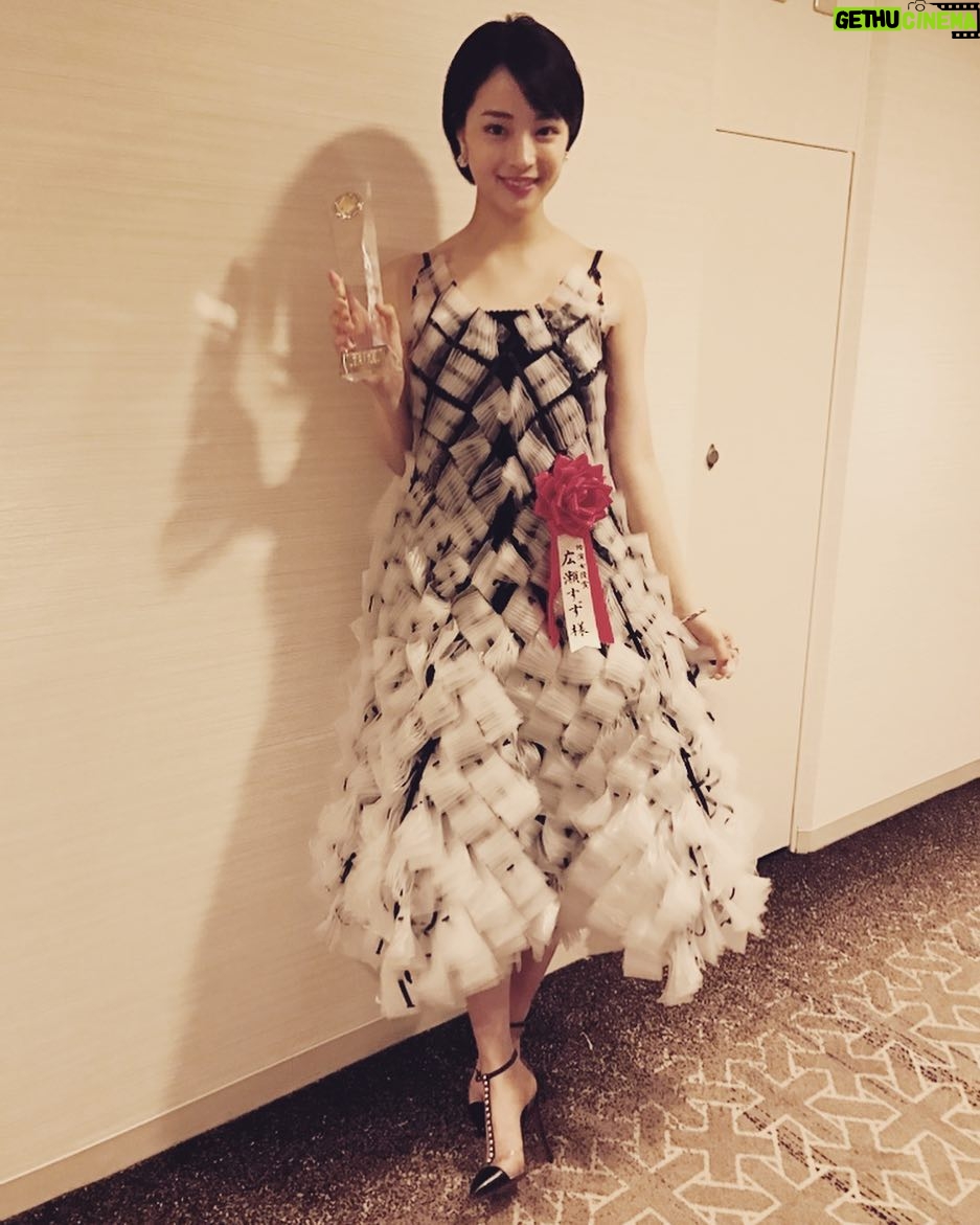 Suzu Hirose Instagram - 映画 三度目の殺人で東京スポーツ映画大賞 助演女優賞頂きました。ありがとうございます!!3年連続!!やった!!感謝!!