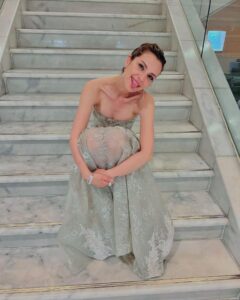 İrem Helvacıoğlu Instagram - Bu görkemli gece de beni ağırlayan ve ödüle layık gören @klassmagazin ailesine teşekkür ederim. 💙💙💙
Gecede kendimi prenses gibi hissetmem için  bu şahane Işıl Işıl  elbiseyi bana hazırlayan güzel kadın ve güzel ekibe
@tuvana_buyukcinar 💕💕💕💕
Yüzümün bu şahane ışıltısı için  canım kadın 
@gamzeteq 💞💞💞 
Parıltımın tamamlanması için harikalar yaratan ✨✨✨ @ulseven  çok kocaman teşekkür ederim hepiniz harikasınız