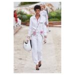 Nana Komatsu Instagram - CHANEL Cruise 2022/23 show
⛑🏁🏸🛼💜🤹🏻‍♀️⛵️

初夏の日差しを浴びながら、
今月行われたshowの舞台は…
モナコのモンテカルロ🏝
1910年代にガブリエル・シャネルがモナコ公国とその周辺地域を訪れた場所でもある。
インスピレーションに溢れた場所ともあって、より一層何か纏うものがある気がしました。

First lookの赤のツイードジャンプスーツとキャップスタイル、チェッカー柄はドンピシャ好み。次も楽しみ。

@chanelofficial
#chanelcruise