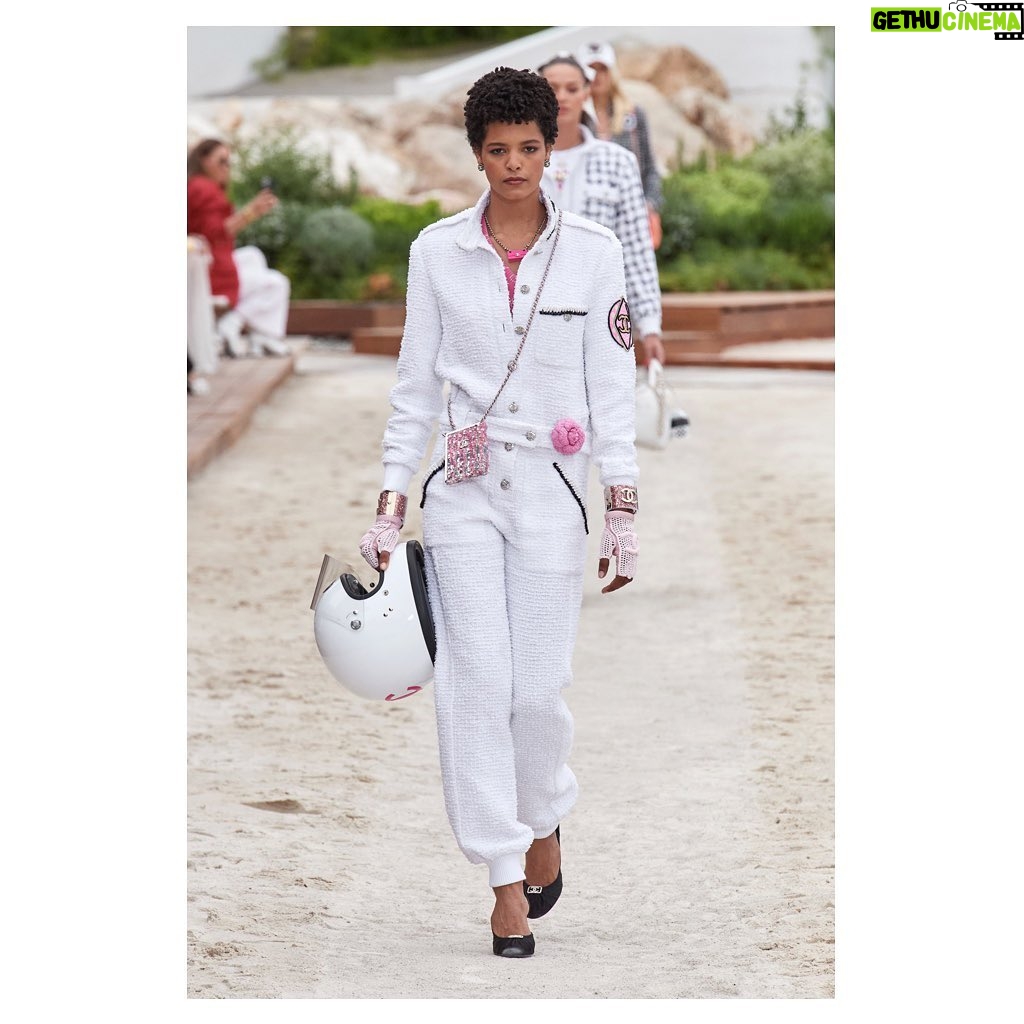 Nana Komatsu Instagram - CHANEL Cruise 2022/23 show
⛑🏁🏸🛼💜🤹🏻♀️⛵️
初夏の日差しを浴びながら、
今月行われたshowの舞台は…
モナコのモンテカルロ🏝
1910年代にガブリエル・シャネルがモナコ公国とその周辺地域を訪れた場所でもある。
インスピレーションに溢れた場所ともあって、より一層何か纏うものがある気がしました。
First lookの赤のツイードジャンプスーツとキャップスタイル、チェッカー柄はドンピシャ好み。次も楽しみ。
@chanelofficial
#chanelcruise