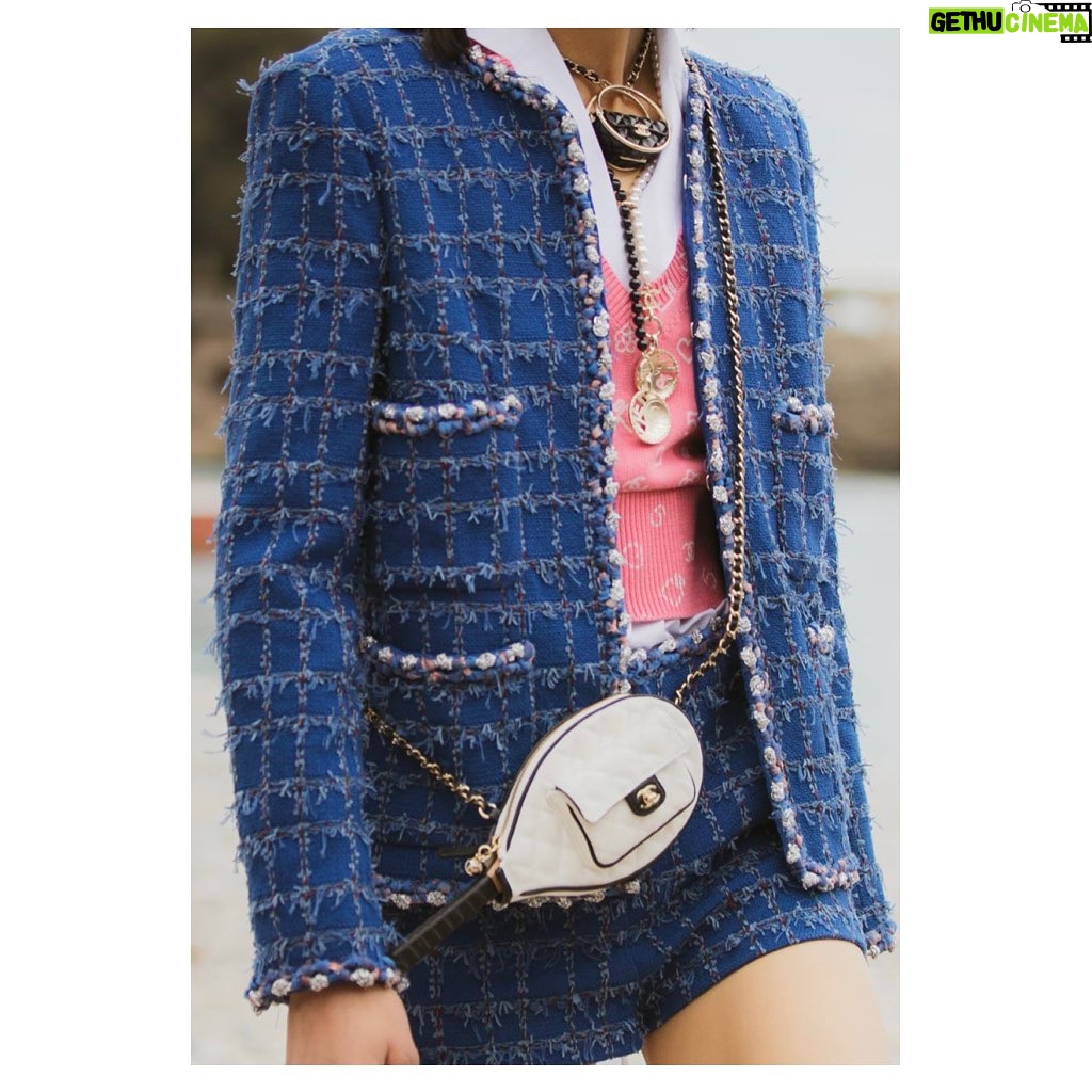 Nana Komatsu Instagram - CHANEL Cruise 2022/23 show
⛑🏁🏸🛼💜🤹🏻♀️⛵️
初夏の日差しを浴びながら、
今月行われたshowの舞台は…
モナコのモンテカルロ🏝
1910年代にガブリエル・シャネルがモナコ公国とその周辺地域を訪れた場所でもある。
インスピレーションに溢れた場所ともあって、より一層何か纏うものがある気がしました。
First lookの赤のツイードジャンプスーツとキャップスタイル、チェッカー柄はドンピシャ好み。次も楽しみ。
@chanelofficial
#chanelcruise