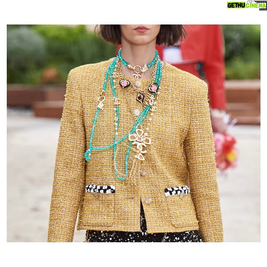 Nana Komatsu Instagram - CHANEL Cruise 2022/23 show
⛑🏁🏸🛼💜🤹🏻♀️⛵️
初夏の日差しを浴びながら、
今月行われたshowの舞台は…
モナコのモンテカルロ🏝
1910年代にガブリエル・シャネルがモナコ公国とその周辺地域を訪れた場所でもある。
インスピレーションに溢れた場所ともあって、より一層何か纏うものがある気がしました。
First lookの赤のツイードジャンプスーツとキャップスタイル、チェッカー柄はドンピシャ好み。次も楽しみ。
@chanelofficial
#chanelcruise