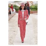 Nana Komatsu Instagram - CHANEL Cruise 2022/23 show
⛑🏁🏸🛼💜🤹🏻‍♀️⛵️

初夏の日差しを浴びながら、
今月行われたshowの舞台は…
モナコのモンテカルロ🏝
1910年代にガブリエル・シャネルがモナコ公国とその周辺地域を訪れた場所でもある。
インスピレーションに溢れた場所ともあって、より一層何か纏うものがある気がしました。

First lookの赤のツイードジャンプスーツとキャップスタイル、チェッカー柄はドンピシャ好み。次も楽しみ。

@chanelofficial
#chanelcruise