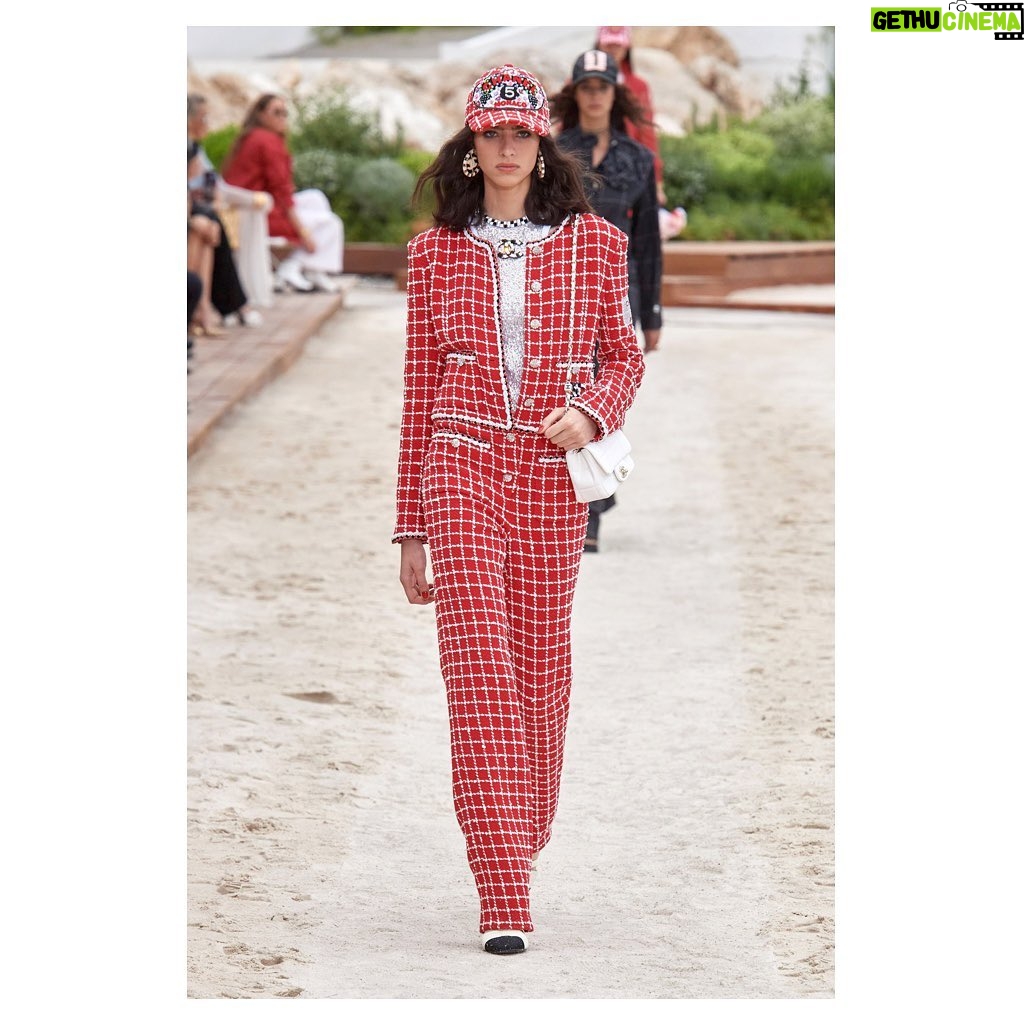 Nana Komatsu Instagram - CHANEL Cruise 2022/23 show
⛑🏁🏸🛼💜🤹🏻♀️⛵️
初夏の日差しを浴びながら、
今月行われたshowの舞台は…
モナコのモンテカルロ🏝
1910年代にガブリエル・シャネルがモナコ公国とその周辺地域を訪れた場所でもある。
インスピレーションに溢れた場所ともあって、より一層何か纏うものがある気がしました。
First lookの赤のツイードジャンプスーツとキャップスタイル、チェッカー柄はドンピシャ好み。次も楽しみ。
@chanelofficial
#chanelcruise
