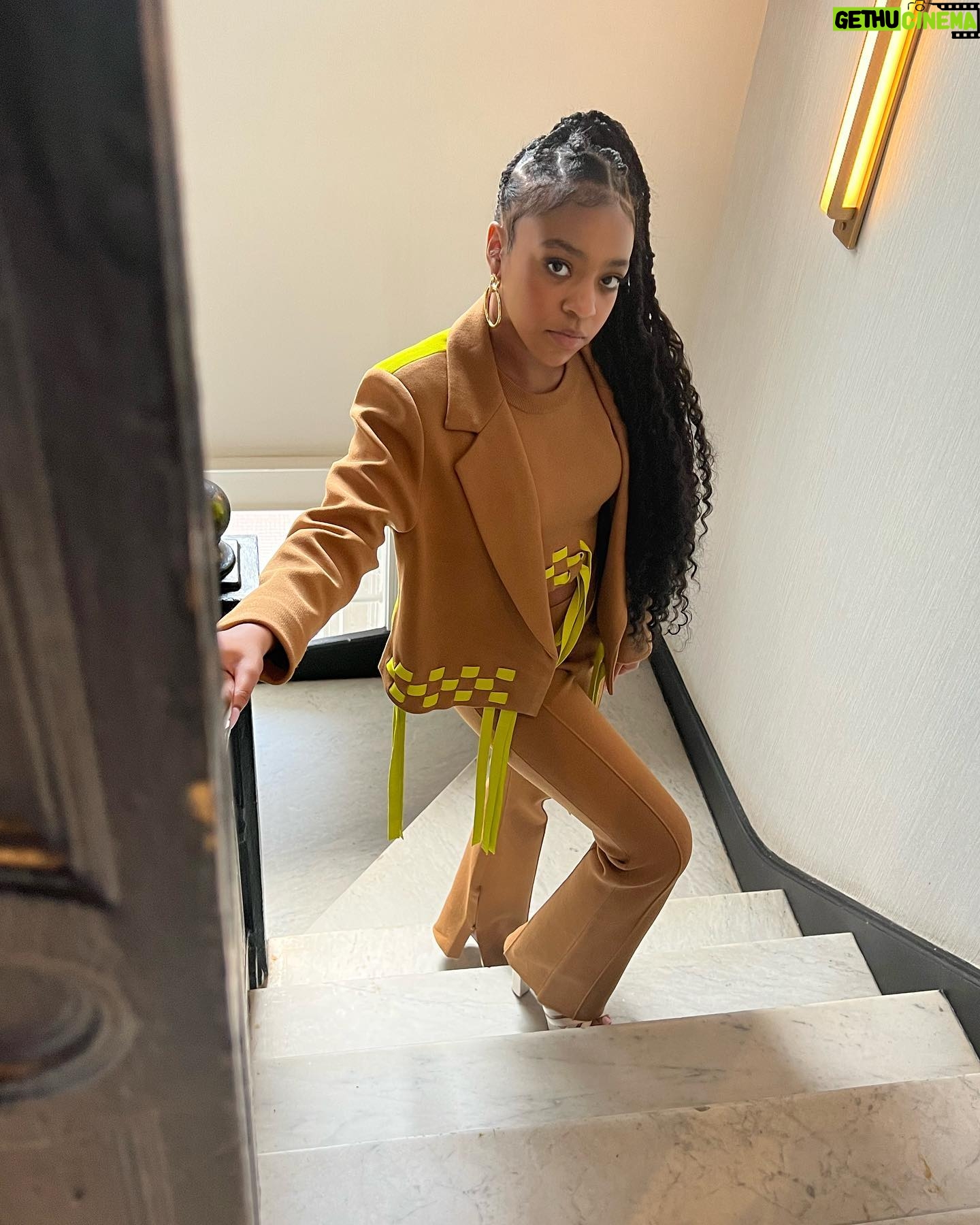 Priah Ferguson Instagram - I prefer stairsđź–¤
Stylist: @sophielopez
Hair/Braids: @hairbyromorgan
Makeup: @carolinadali
Style Deets
Suit: @ph5official
Shoes: @charleskeithofficial
Earrings: @sarashaladesign
Rings: @mers.tr