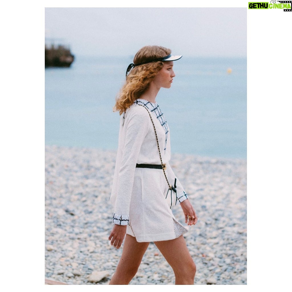Nana Komatsu Instagram - CHANEL Cruise 2022/23 show
⛑🏁🏸🛼💜🤹🏻♀️⛵️
初夏の日差しを浴びながら、
今月行われたshowの舞台は…
モナコのモンテカルロ🏝
1910年代にガブリエル・シャネルがモナコ公国とその周辺地域を訪れた場所でもある。
インスピレーションに溢れた場所ともあって、より一層何か纏うものがある気がしました。
First lookの赤のツイードジャンプスーツとキャップスタイル、チェッカー柄はドンピシャ好み。次も楽しみ。
@chanelofficial
#chanelcruise
