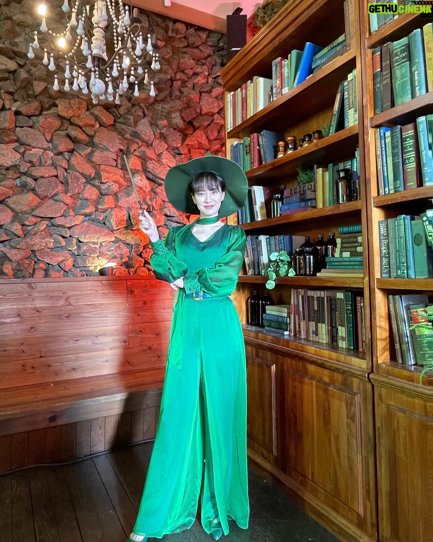 Song Ji-hyo Instagram - 나는야 상처마법사🪄
옛솔 칫솔 #마데카솔 🌿