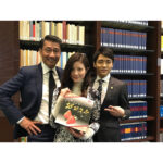 Mio Imada Instagram – 先日「記憶」クランクアップしました☺︎
最後の最後まで緊張しっぱなしだったけど
本当に暖かいみなさまに出逢えて、
毎日こんな素敵な現場に行かせて頂けて
もうないんだなあと思うとちょっと寂しい。
本当にありがとうございました！
そして5日にみなさんにお誕生日お祝いしてもらったんです☺︎☺︎
大好きないちご頂きました♡
本庄先生と二宮先生と。
#記憶
#中井貴一 さん
#泉澤祐希 さん