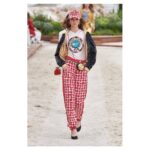 Nana Komatsu Instagram - CHANEL Cruise 2022/23 show
⛑🏁🏸🛼💜🤹🏻‍♀️⛵️

初夏の日差しを浴びながら、
今月行われたshowの舞台は…
モナコのモンテカルロ🏝
1910年代にガブリエル・シャネルがモナコ公国とその周辺地域を訪れた場所でもある。
インスピレーションに溢れた場所ともあって、より一層何か纏うものがある気がしました。

First lookの赤のツイードジャンプスーツとキャップスタイル、チェッカー柄はドンピシャ好み。次も楽しみ。

@chanelofficial
#chanelcruise