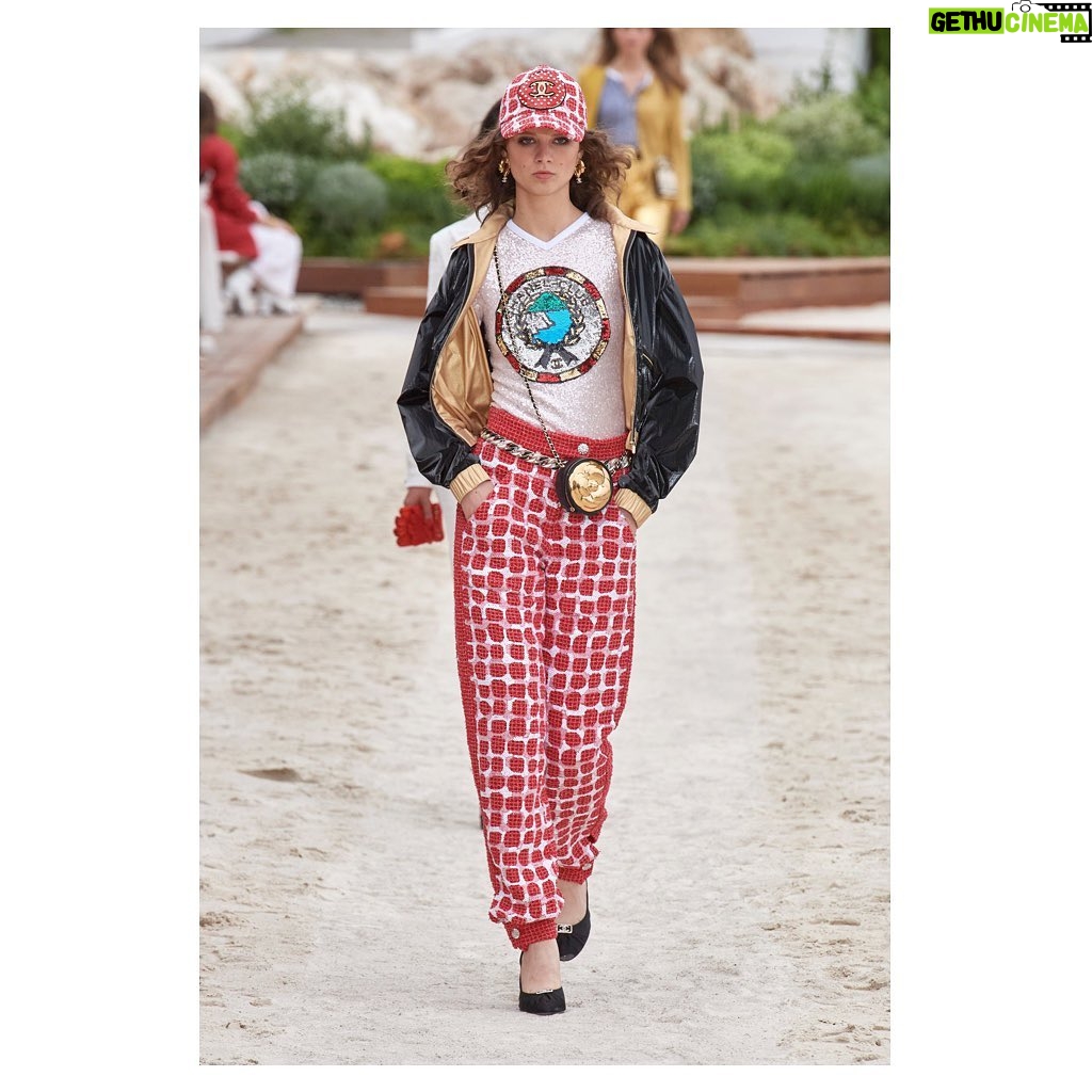 Nana Komatsu Instagram - CHANEL Cruise 2022/23 show
⛑🏁🏸🛼💜🤹🏻♀️⛵️
初夏の日差しを浴びながら、
今月行われたshowの舞台は…
モナコのモンテカルロ🏝
1910年代にガブリエル・シャネルがモナコ公国とその周辺地域を訪れた場所でもある。
インスピレーションに溢れた場所ともあって、より一層何か纏うものがある気がしました。
First lookの赤のツイードジャンプスーツとキャップスタイル、チェッカー柄はドンピシャ好み。次も楽しみ。
@chanelofficial
#chanelcruise