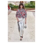 Nana Komatsu Instagram - CHANEL Cruise 2022/23 show
⛑🏁🏸🛼💜🤹🏻‍♀️⛵️

初夏の日差しを浴びながら、
今月行われたshowの舞台は…
モナコのモンテカルロ🏝
1910年代にガブリエル・シャネルがモナコ公国とその周辺地域を訪れた場所でもある。
インスピレーションに溢れた場所ともあって、より一層何か纏うものがある気がしました。

First lookの赤のツイードジャンプスーツとキャップスタイル、チェッカー柄はドンピシャ好み。次も楽しみ。

@chanelofficial
#chanelcruise