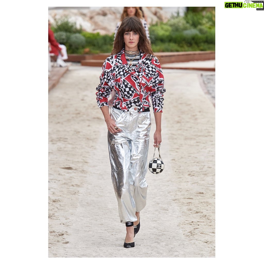 Nana Komatsu Instagram - CHANEL Cruise 2022/23 show
⛑🏁🏸🛼💜🤹🏻♀️⛵️
初夏の日差しを浴びながら、
今月行われたshowの舞台は…
モナコのモンテカルロ🏝
1910年代にガブリエル・シャネルがモナコ公国とその周辺地域を訪れた場所でもある。
インスピレーションに溢れた場所ともあって、より一層何か纏うものがある気がしました。
First lookの赤のツイードジャンプスーツとキャップスタイル、チェッカー柄はドンピシャ好み。次も楽しみ。
@chanelofficial
#chanelcruise