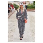 Nana Komatsu Instagram - CHANEL Cruise 2022/23 show
⛑🏁🏸🛼💜🤹🏻‍♀️⛵️

初夏の日差しを浴びながら、
今月行われたshowの舞台は…
モナコのモンテカルロ🏝
1910年代にガブリエル・シャネルがモナコ公国とその周辺地域を訪れた場所でもある。
インスピレーションに溢れた場所ともあって、より一層何か纏うものがある気がしました。

First lookの赤のツイードジャンプスーツとキャップスタイル、チェッカー柄はドンピシャ好み。次も楽しみ。

@chanelofficial
#chanelcruise