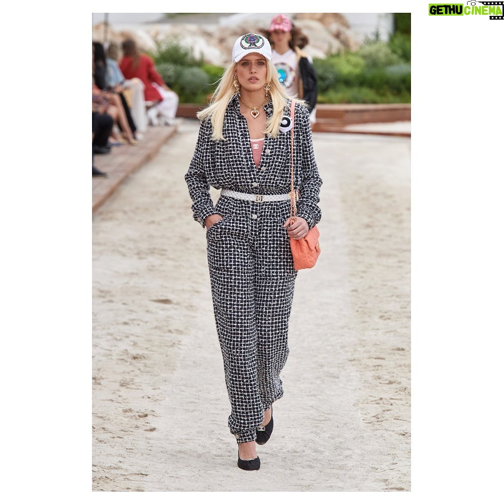 Nana Komatsu Instagram - CHANEL Cruise 2022/23 show
⛑🏁🏸🛼💜🤹🏻♀️⛵️
初夏の日差しを浴びながら、
今月行われたshowの舞台は…
モナコのモンテカルロ🏝
1910年代にガブリエル・シャネルがモナコ公国とその周辺地域を訪れた場所でもある。
インスピレーションに溢れた場所ともあって、より一層何か纏うものがある気がしました。
First lookの赤のツイードジャンプスーツとキャップスタイル、チェッカー柄はドンピシャ好み。次も楽しみ。
@chanelofficial
#chanelcruise