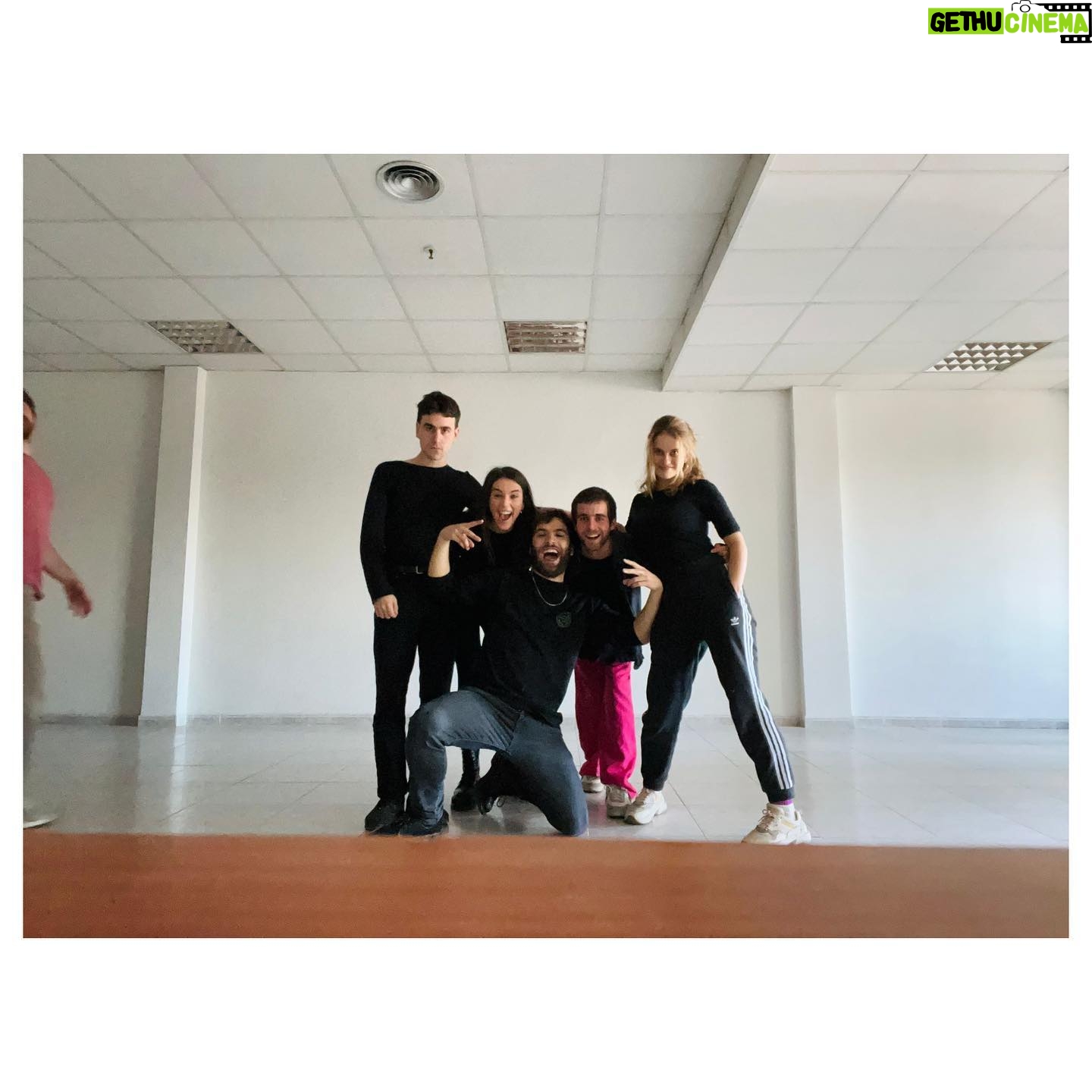 Claudia Salas Instagram - “Así que imagino que nos pasará lo mismo que pasó otras veces. Que todo esto se acabará algún día, de repente, y los que hayan sobrevivido -porque habrán muerto muchos- dejarán de bailar. Así. Sin más. Las cosas se acaban así, supongo, sin que nos demos cuenta.”
UN PLACER EQUIPAZO.
Gracias por salvar y sanar familia. Sabéis quienes sois.
@larutaserie
@caballofilms
@atresmediacom
@atresplayer
La ruta llega antes de que acabe el año.
@laia_lluch 🫶🏻📸 (que en un disparo te sube vidas).
Pd: vaya año.
♥️
