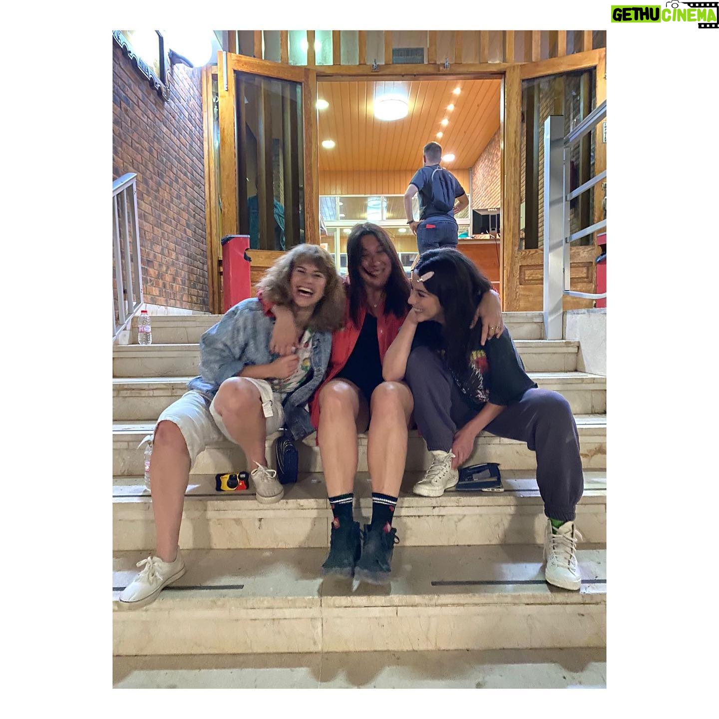 Claudia Salas Instagram - “Así que imagino que nos pasará lo mismo que pasó otras veces. Que todo esto se acabará algún día, de repente, y los que hayan sobrevivido -porque habrán muerto muchos- dejarán de bailar. Así. Sin más. Las cosas se acaban así, supongo, sin que nos demos cuenta.”
UN PLACER EQUIPAZO.
Gracias por salvar y sanar familia. Sabéis quienes sois.
@larutaserie
@caballofilms
@atresmediacom
@atresplayer
La ruta llega antes de que acabe el año.
@laia_lluch 🫶🏻📸 (que en un disparo te sube vidas).
Pd: vaya año.
♥️
