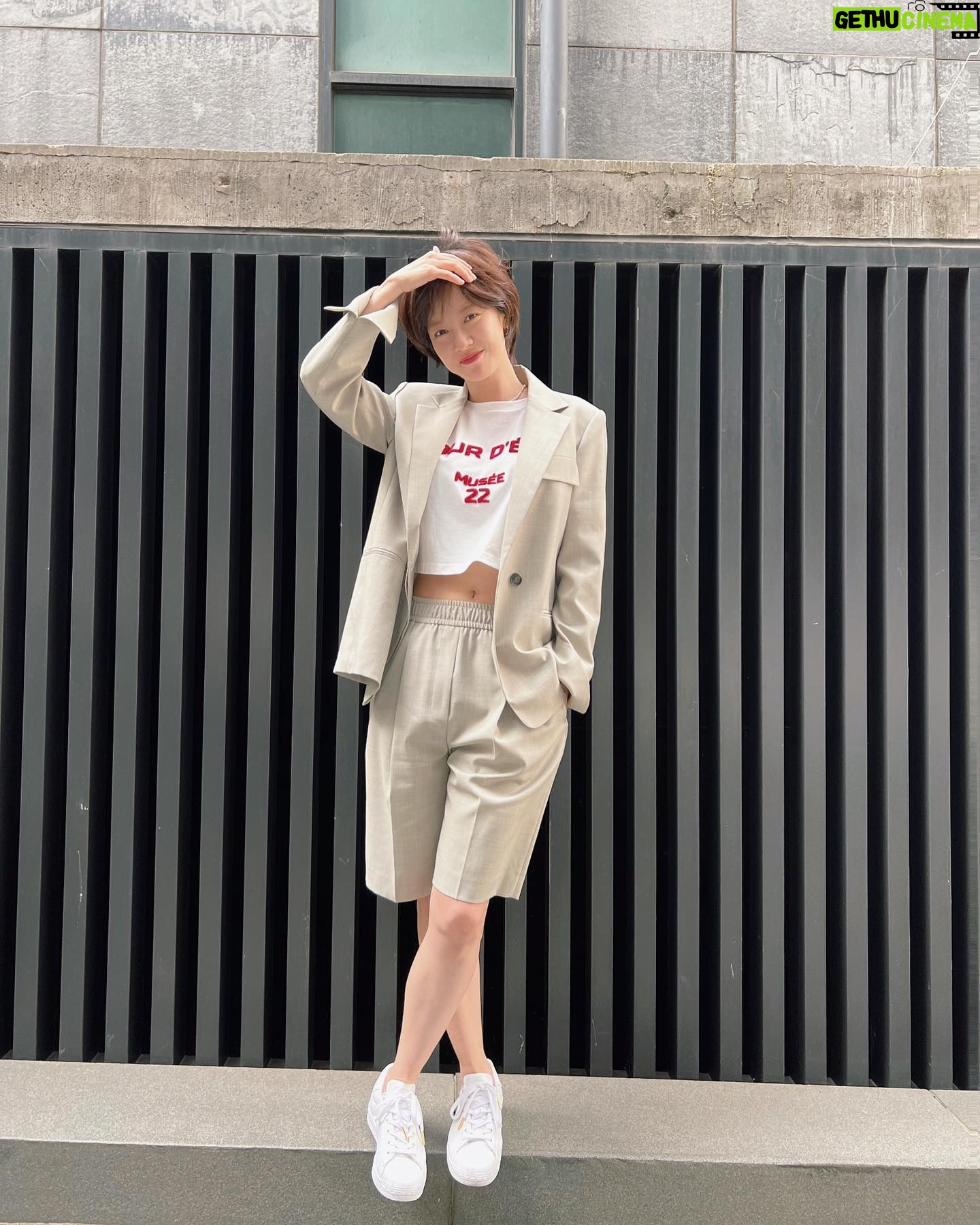 Song Ji-hyo - 367.5K Likes - vs 바람💨💨