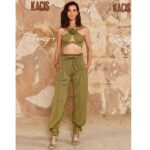 İrem Helvacıoğlu Instagram – En basindan beri heyecan duydugum,  bana bambaska bir karakter yaratmanin deneyimini sunan @disneyplustr ’nin lansman projesi #kaçış ile sizlerle buluşacak olmanın mutluluğunu yaşıyorum.  Büyük emek ve ozveri ile  ortaya koyduğumuz işimizi 14 Haziran’da hepinizi ekran başına bekliyorum. Umarim bizler kadar heyecanlanir ve bu hikayeye ortak olursunuz. Bu gece ozelinde yanimda bulunan sizlere daha ozenli  guzel gorunmem icin emek harcayan 
Styling: @boreal.brandlifting 
Elbise: @zeyneptosunofficial 
Takı: @swarovski 
Makyaj: @ugurkiral 
Saç : @enginaktashair_ cok tesekkur ederim. 
@disneyplustr #kaçış
