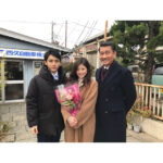Mio Imada Instagram – 先日「記憶」クランクアップしました☺︎
最後の最後まで緊張しっぱなしだったけど
本当に暖かいみなさまに出逢えて、
毎日こんな素敵な現場に行かせて頂けて
もうないんだなあと思うとちょっと寂しい。
本当にありがとうございました！
そして5日にみなさんにお誕生日お祝いしてもらったんです☺︎☺︎
大好きないちご頂きました♡
本庄先生と二宮先生と。
#記憶
#中井貴一 さん
#泉澤祐希 さん