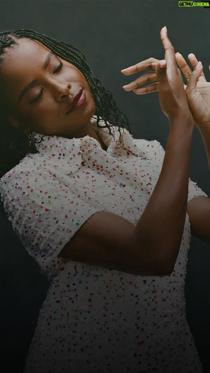 Amanda Gorman Instagram - I’m the writer I am today because of the teachers I’ve had who uplifted me. Now, on @MasterClass, I’m so excited to pay what I’ve learned forward and be a resource for anyone who is interested in harnessing the power of poetry. You don’t need formal training to write, all you need is curiosity and courage. I hope this class can help you to find your own voice and to become a powerful force of language and change. ✨🌎
In that same spirit, I’m thrilled to announce MasterClass will be working with Writing Change, the initiative I started in partnership with Estée Lauder, to distribute free MasterClass annual memberships to organizations who dedicated to advancing literacy. 📝
So what are you waiting for? Grab your pen and let’s get to work. I’ll be with you every step of the way 💛✍🏿
(Link I’m bio) 👩🏿🏫