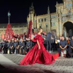 Georgina Amorós Instagram - Thank you @dior for the most magical show ❣️ #DiorCruise 

La música de Alberto Iglesias, la marea roja de bailarinas de @blancalioficial, la orquesta, @elyiy0 y @belenlopezflamenco  y la plaza a rebosar de claveles🌹 belleza, tradición y arte 🌹
Gracias @jesusdepaula por peinarme en el ave, entre risas y nervios, y @noeminohales por maquillarme en 10 minutos ✨
Y por supuesto @_._ka_._ @desireefina @diegobetancor …❤️‍🔥