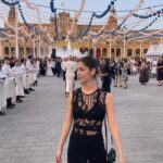 Georgina Amorós Instagram - Thank you @dior for the most magical show ❣️ #DiorCruise 

La música de Alberto Iglesias, la marea roja de bailarinas de @blancalioficial, la orquesta, @elyiy0 y @belenlopezflamenco  y la plaza a rebosar de claveles🌹 belleza, tradición y arte 🌹
Gracias @jesusdepaula por peinarme en el ave, entre risas y nervios, y @noeminohales por maquillarme en 10 minutos ✨
Y por supuesto @_._ka_._ @desireefina @diegobetancor …❤️‍🔥