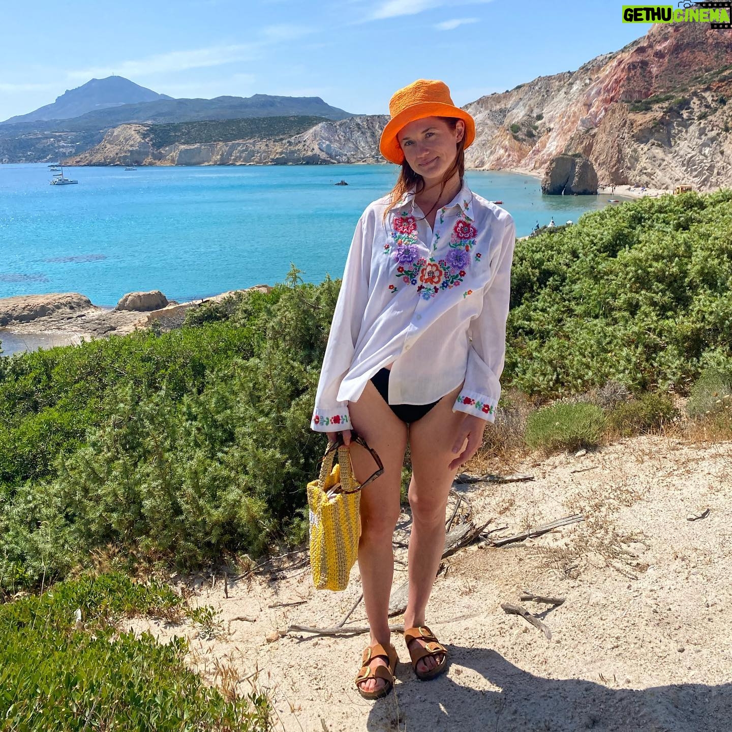 Bonnie Wright - 125.5K Likes - full of love, feta, honey & the salty aegean sea🍯🌙