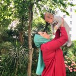 Narges Mohammadi Instagram - دل نوشته زیبای خانم دکتر هاشمی
بعد از تماشای نمایش پروین
انقدر از دل بود که دوست داشتم اینجا با شما این متن رو شریک بشم …
:
می شود ستایش بود،بی پروا عاشق شد،از طاهر خاطره ساخت.تا آنجا که در سنین میانسالی هم خرده گرفت به پیرایش ش،که تنها این چند خط روی پشانی و آن عینک چگونه است که با صدایی که خود را به این قفس می کوباند بلکه کمی سن و سالش را به رخ بکشاند،اما باز هم نمی شود!
و تمام این سال ها تو باید پاسخ یک پرسش ناتمام باشی که تقویم عمرت باتصویری که از تو در قاب نمایش نظاره گر بودیم ناهمگون بود.
امشب اما پروین شدی.چه خوش چهره ات بر بالا بلندای چهره اش خودنمایی می کرد.آنقدر در روح و جانش ذوب شده بودی که گویی از مزار،قد علم کرده،وحکایت می کند هر آنچه را که پیش تر ها از هر آنچه بر او گذشت،نمی دانستیم.
وجودت آنچنان در سن و سالش عجین شده بود که یقین داشته باش دیگر ردی از سوال های تقویمی نخواهی شنید..
امیر علی هم امشب نظاره گر تو بود…روی تک تک صندلی ها مدام جا عوض می کرد..سر به هر سو که می گرداندی با نگاهش آن چنان در وجود بی مثالت غوغا به پا می کرد،که تو نداشتنش را،در عین بودنش،چه دردناک با خود به دوش می کشیدی…
به تو که هیچ،به خودمان باید تبریک گفت،هزاران هزار تبریک که بانویی چون تو،در نسل امروز،وام دار پروینی شد که در فلک الافلاک مانند نداشت؛
نرگس،ستایش و پروین پر خاطره…
خوش تر از خوش می درخشی جانا…